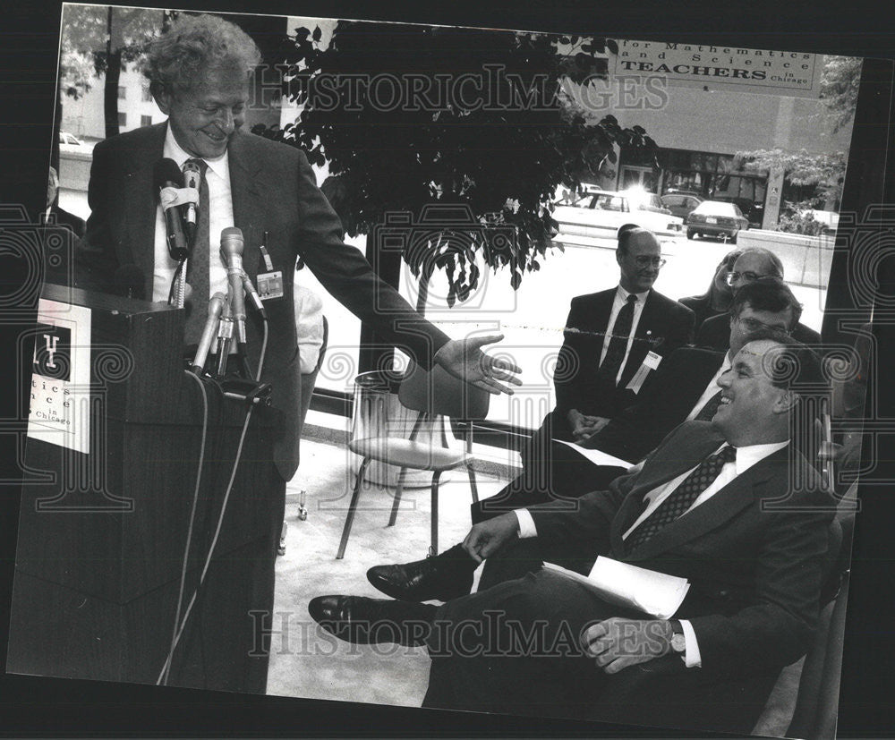 1990 Press Photo Nobel Prize Winner Leon Lederman chairman Ad hoc steering talk - Historic Images