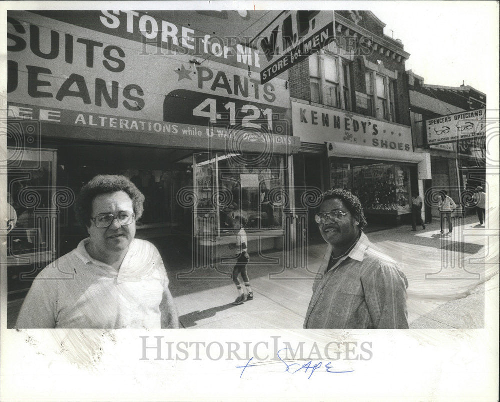 1982 Press Photo Shop Owner Jerry Lebovitz Kenny Pugh West Madison Department - Historic Images