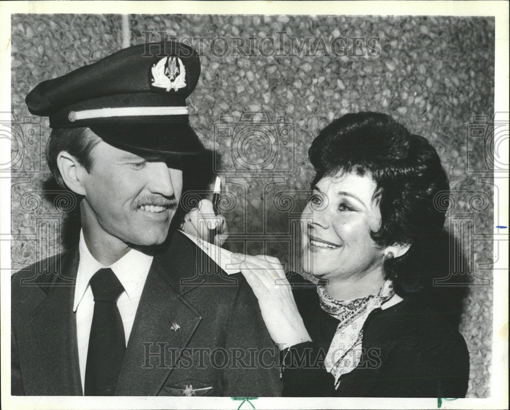 1981 Press Photo Famed Prima Donna Evelyn Lear O&#39;Hare Airport Lyric Opera Role - Historic Images