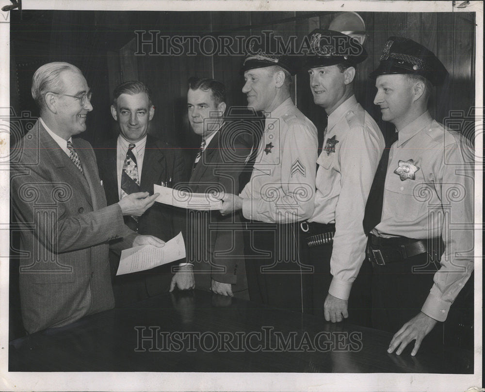 1950 Press Photo Cavanagh Executive Chicago Motor Club Award Policeman Walter - Historic Images