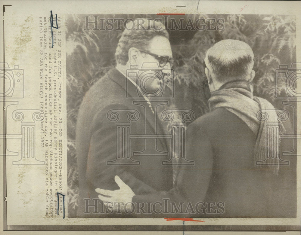 1972 Press Photo Le Duc Tho politician Vietnam Garden With friend - Historic Images