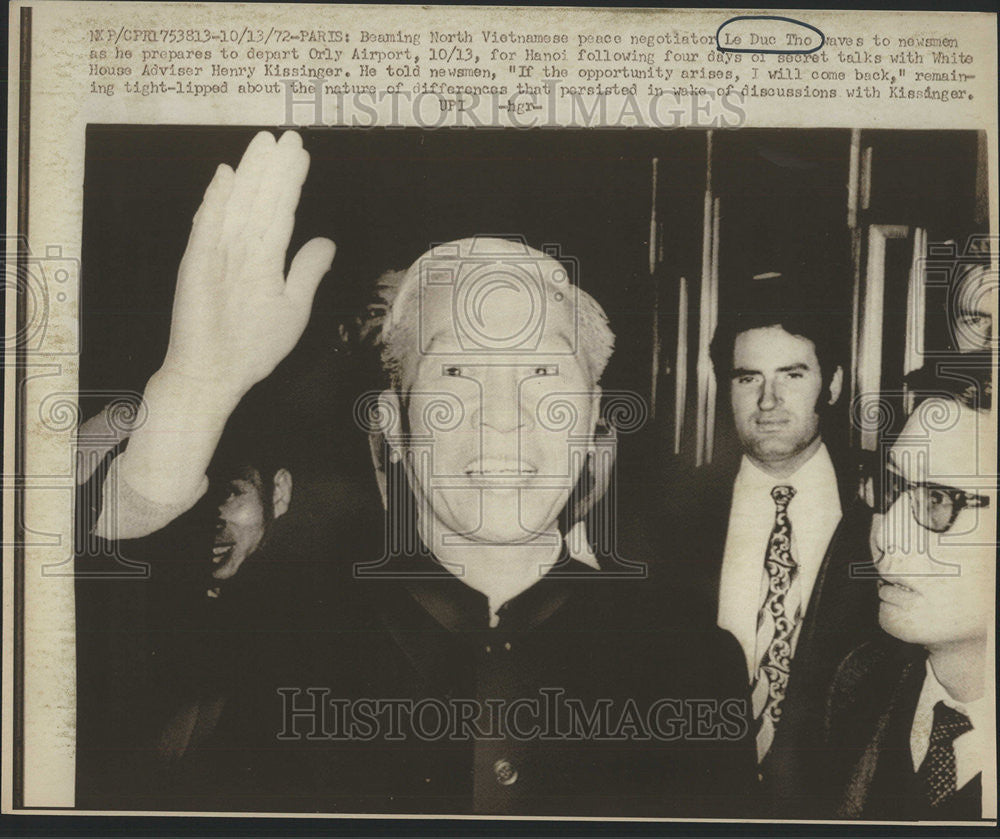 1972 Press Photo Orly Airport Beaming North Vietnamese peace Le Duc tho wave - Historic Images