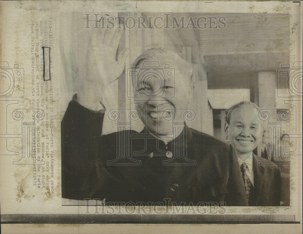 1972 Press Photo North Vietnamese Peace Negotiator Le Due Wave Arrive Paris - Historic Images