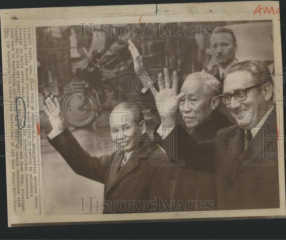 1973 Press Photo US Presidential adviser Henry Kissinger North Vietnamese Paris - Historic Images