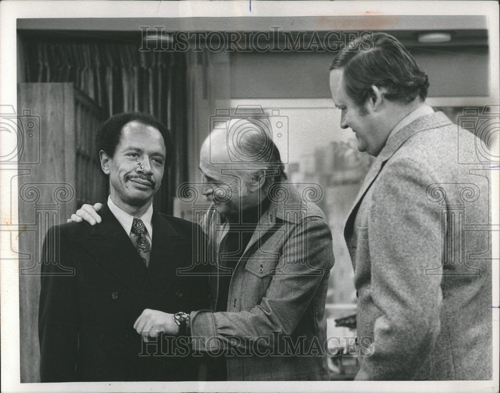 1974 Press Photo Norman Lear TV Man Motion Confer Cast Crew Good Time Jefferson - Historic Images