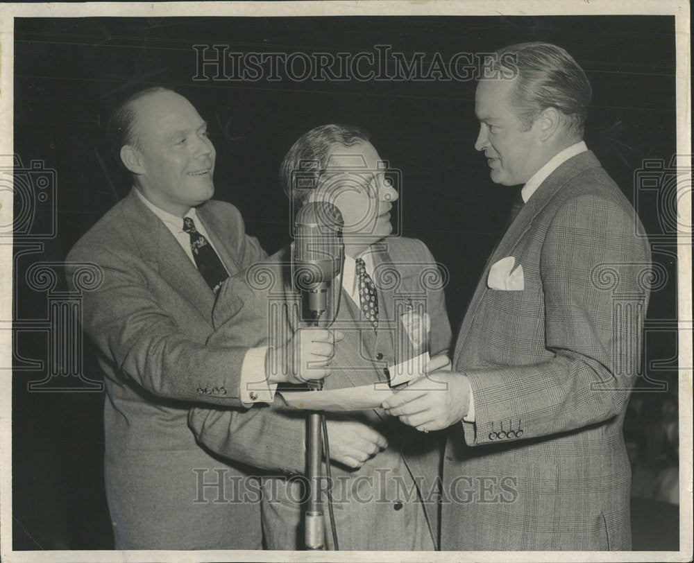 1953 Press Photo Bob Hope Receiving a check of $500 for charity. - Historic Images