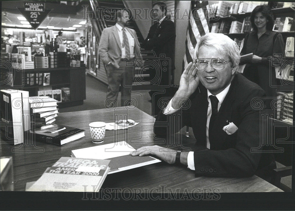 1985 Press Photo Colorado Gov Richard Lamm autograph session Megatraumas book - Historic Images