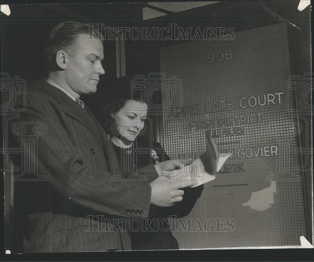 1943 Press Photo Arnold Lund secretary Marjorie Maloney case supreme court look - Historic Images