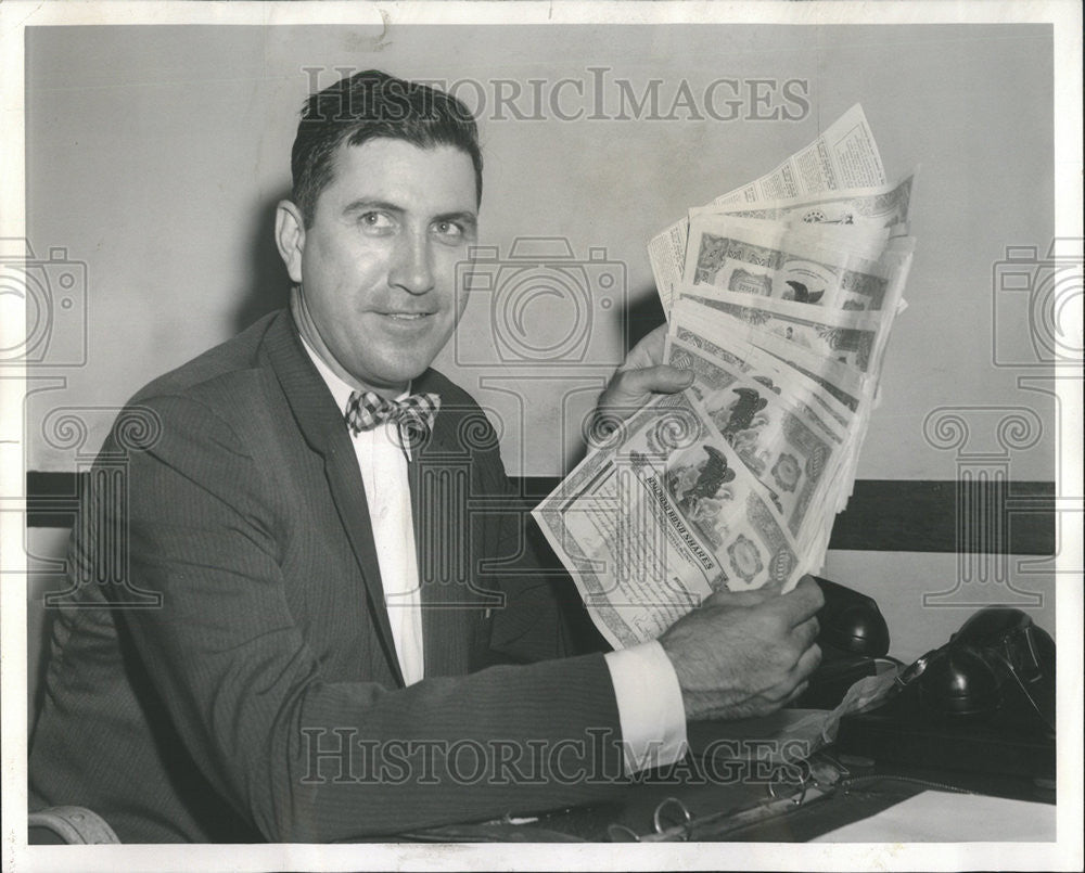 1959 Press Photo Sgt Robert Lynskey Burglary Detail negotiable stocks - Historic Images