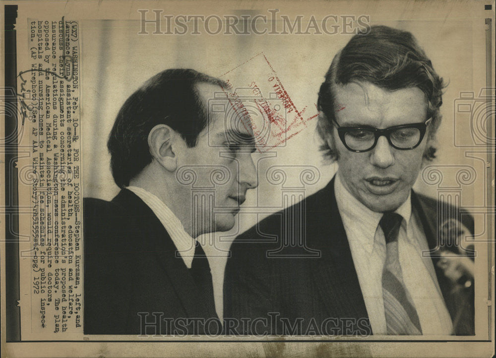 1972 Press Photo Stephen Kurzman &amp; Laurence Lynn Assistant Sec. of Health, Edu. - Historic Images