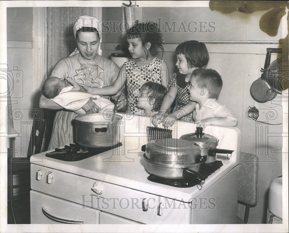 1958 Press Photo Grouped Kitchen stove Loetta Lancaster David Becky Audrey Wendy - Historic Images
