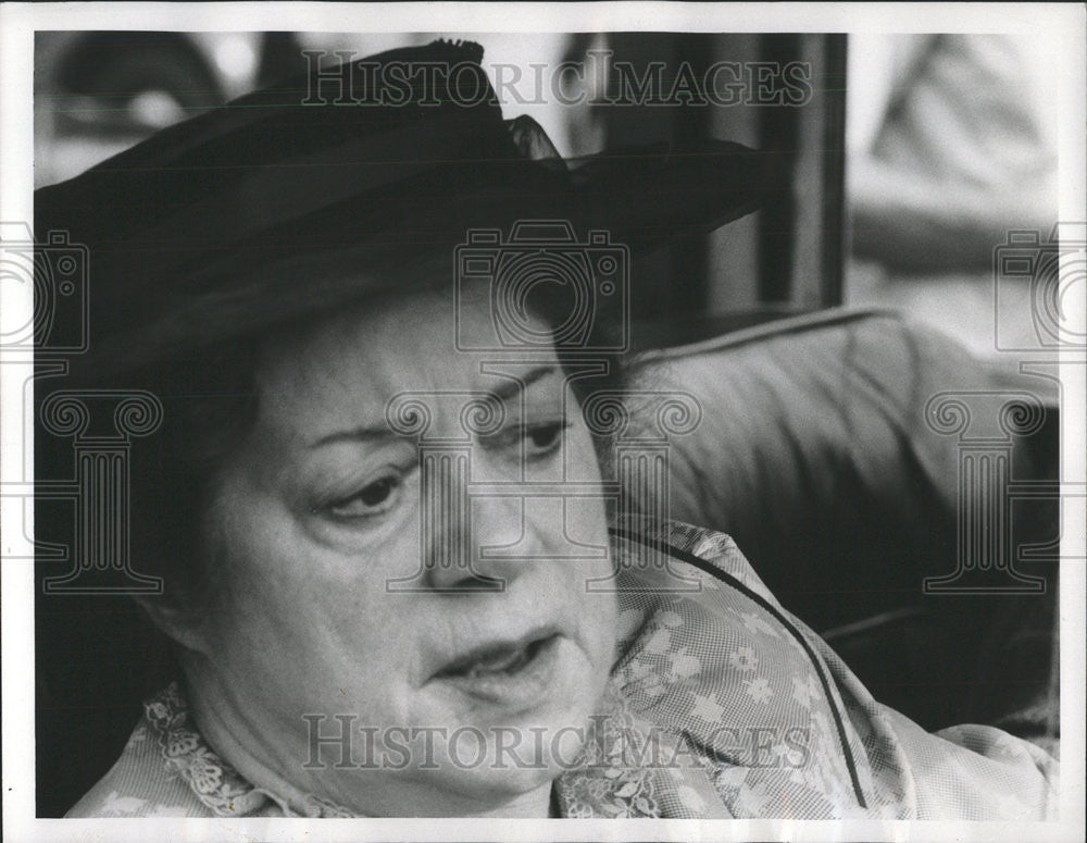 1974 Press Photo Elsa Lanchester Guest star spinster Detective Joe Mannix Car - Historic Images