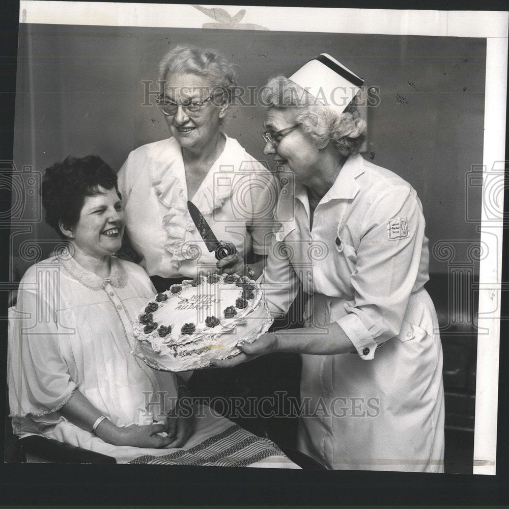 1960 Press Photo Nurse Audrey Landstrom Bethany Methodist Hospital Pauline Lilly - Historic Images