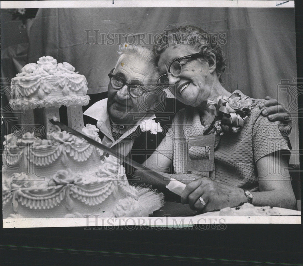 1970 Press Photo Mrs Anna Genin Eddie Jacobson Belmont Chicago Housing Senior - Historic Images