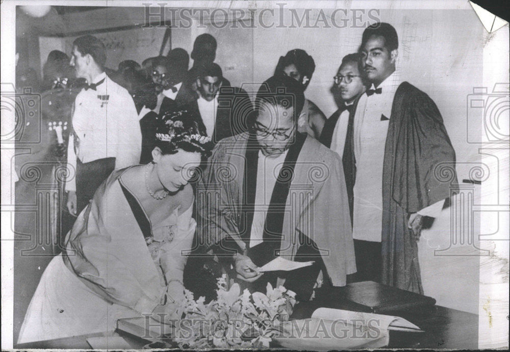 1955 Press Photo Princess Margaret Signs Visitors Book University College - Historic Images