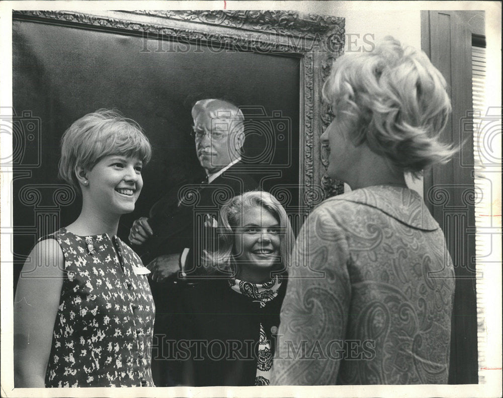 1966 Press Photo Joyce Martin Graham Foundation Chicago landmark - Historic Images