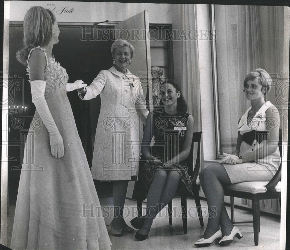 1968 Press Photo Presentation Ball Debs  Tea For The Girls - Historic Images