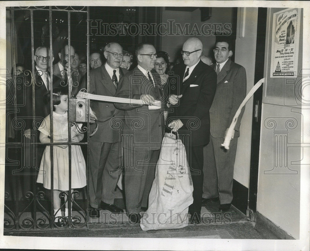 1965 Press Photo Merell Kirkland cuts ribbon for the Chicago Stamp Show. - Historic Images