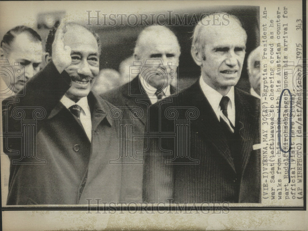 1975 Press Photo Egyptian President War Sadat Wave Cheer Crowd Walk Plane - Historic Images