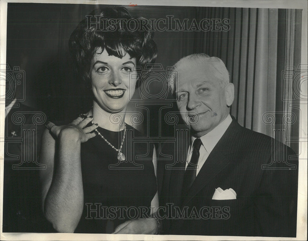 1963 Press Photo American National Bank dozen women executive Robert Lamphere - Historic Images