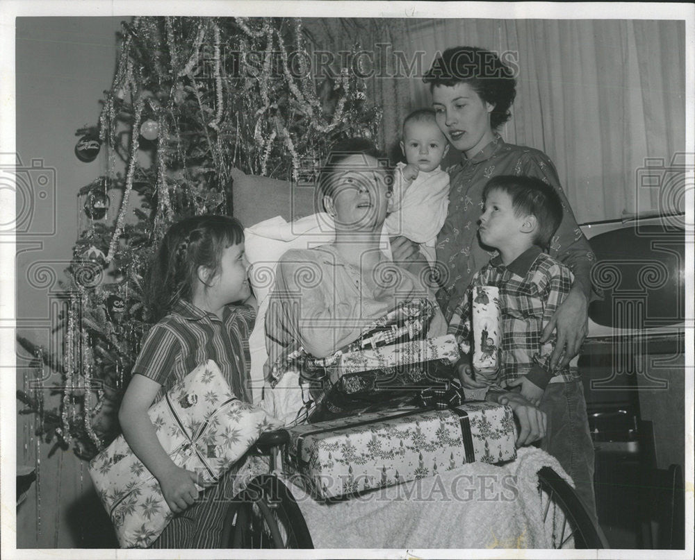 1958 Press Photo David Lancaster Paralyzed Diving Accident Family Christmas - Historic Images