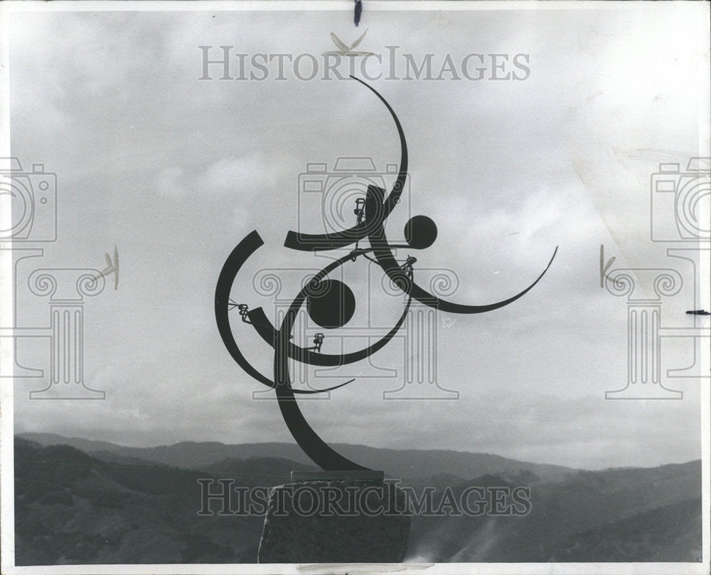 1975 Press Photo Jerome Kirk Kinetic sculpture Benjamin Gallery North Michigan - Historic Images