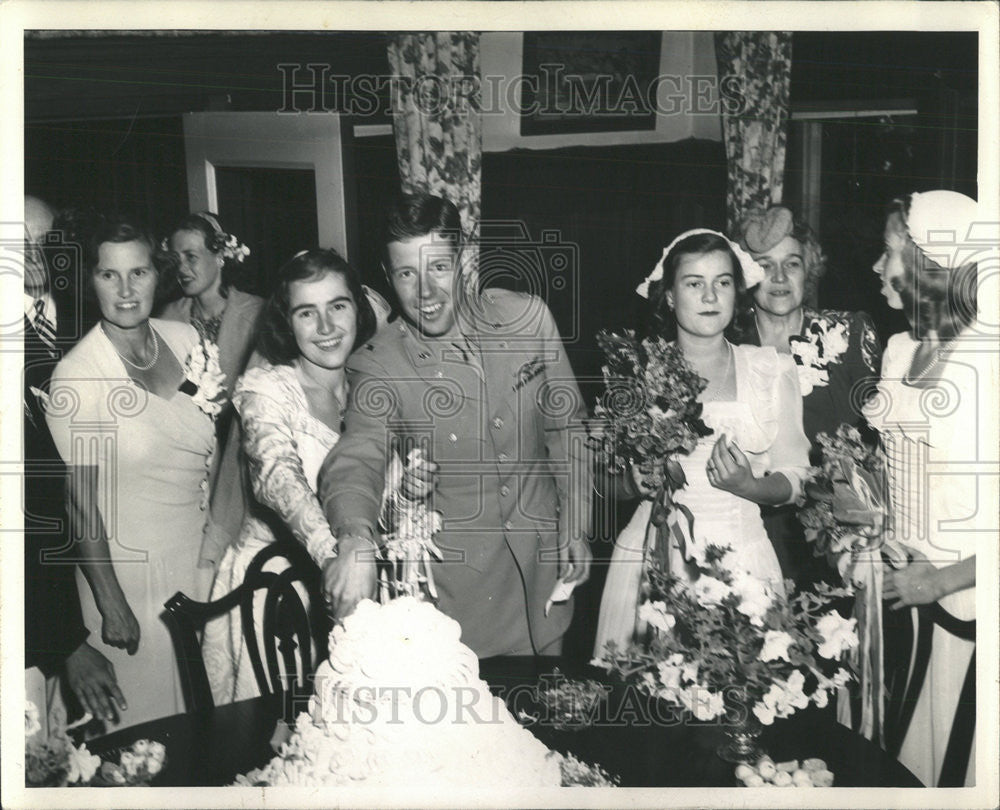 1944 Press Photo Nancy Scribner Daughter Gilbert William Cake William Kirk - Historic Images