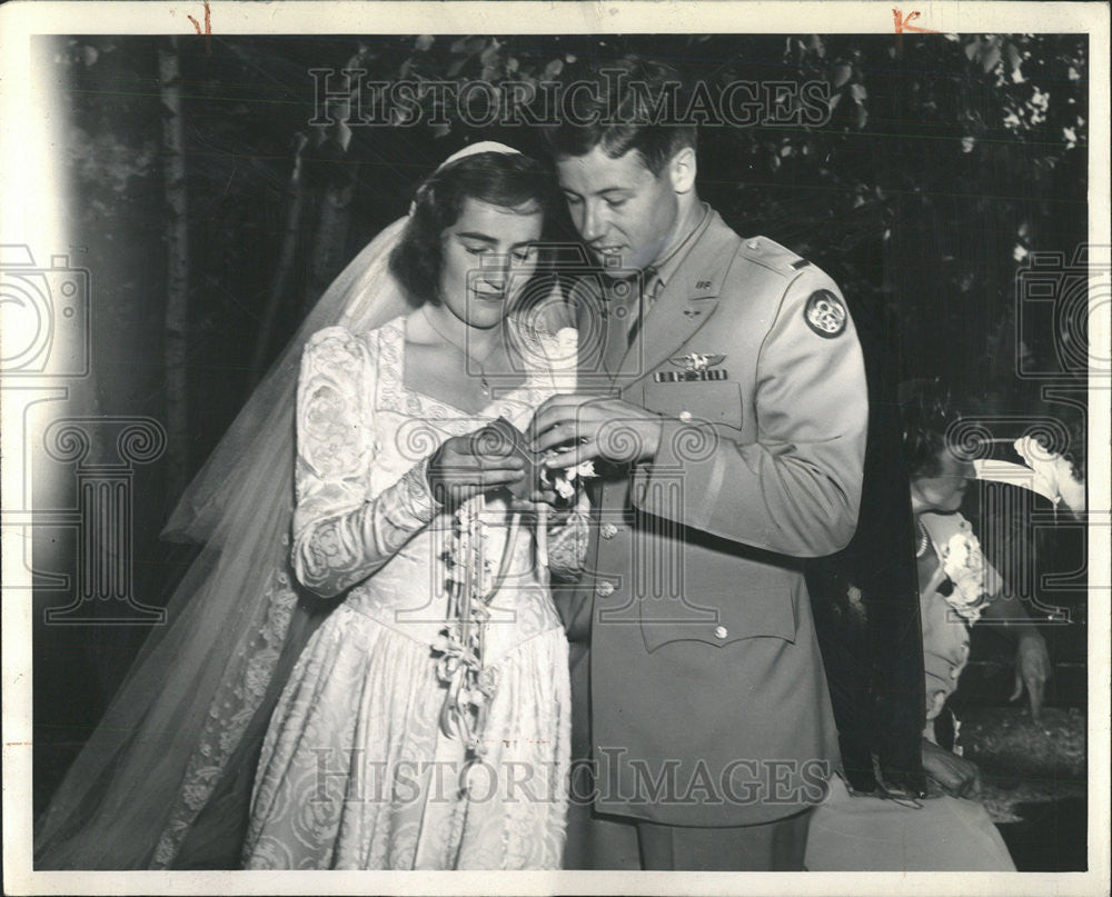 1944 Press Photo Lt. William Thompson Kirk IV &amp; Wife Wedding - Historic Images