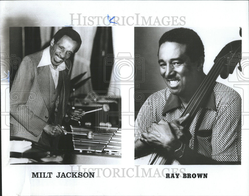 1985 Press Photo Mil Jackson Ray Brown hold instrument entertainer stage show - Historic Images