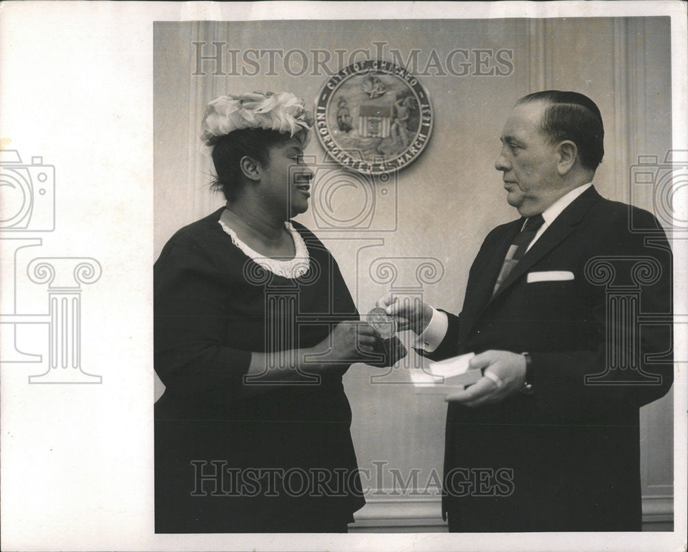 1962 Press Photo Mayor Richard Mahalia Jackson Chicagoan Daley medal singer - Historic Images