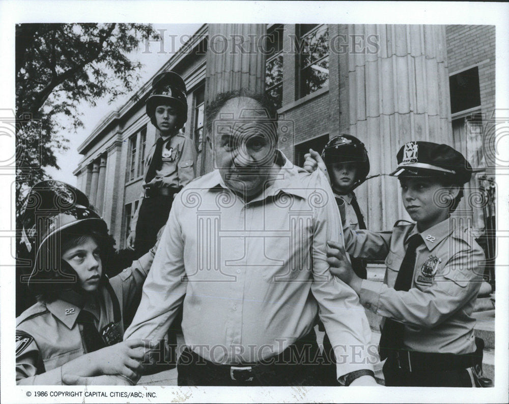 1986 Press Photo Lou Jacobi Children ABC Weekend Specials Day Kids Mayor VAN - Historic Images