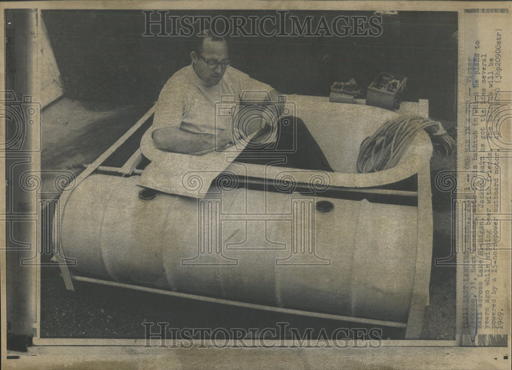 1969 Press Photo Jackson Victor sit Bathub Plans Across Lake Idea Friend July - Historic Images