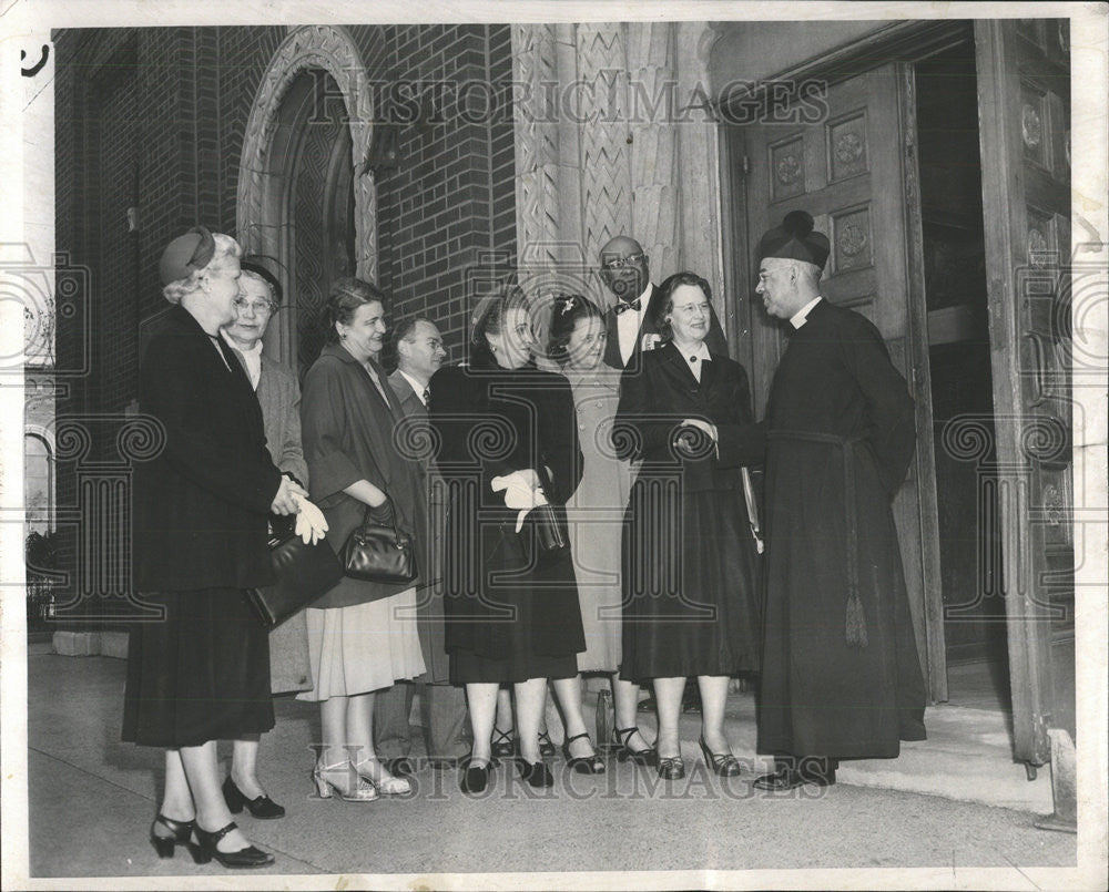 1952 Press Photo Martin Welcome Member Study Group Woman Society South Lawn - Historic Images