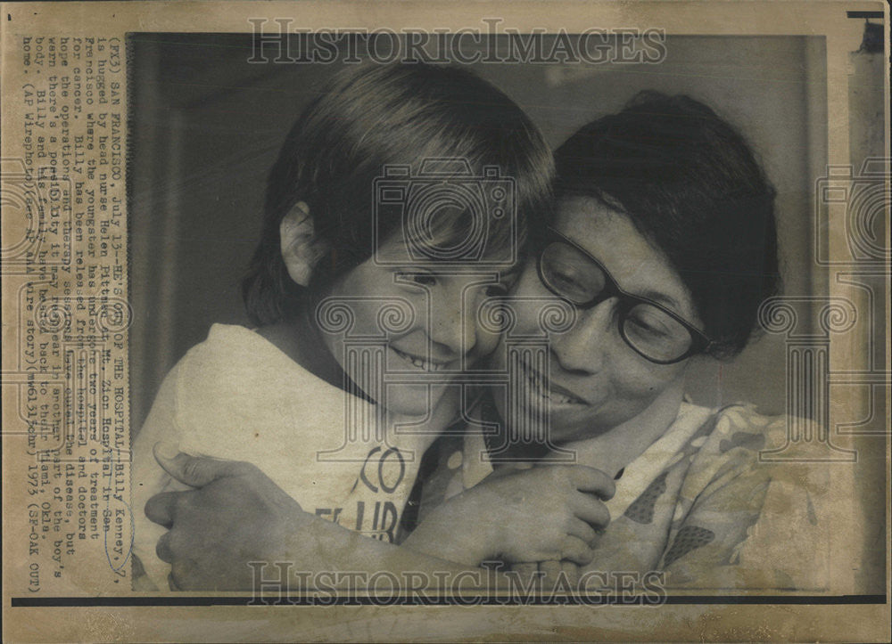 1973 Press Photo Cancer Patient Billy Kenny Gets A Hug From Nurse Helen Pittman - Historic Images