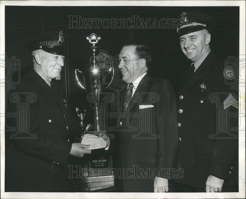 1955 Press Photo Chicago Park District Police benevolent Gold trophy William - Historic Images