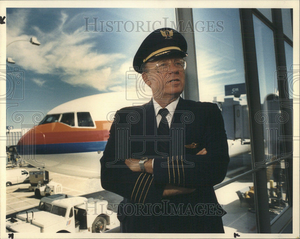 1989 Press Photo Capt. Bruce Kennedy pilot for United Airlines at O&#39;Hare airport - Historic Images