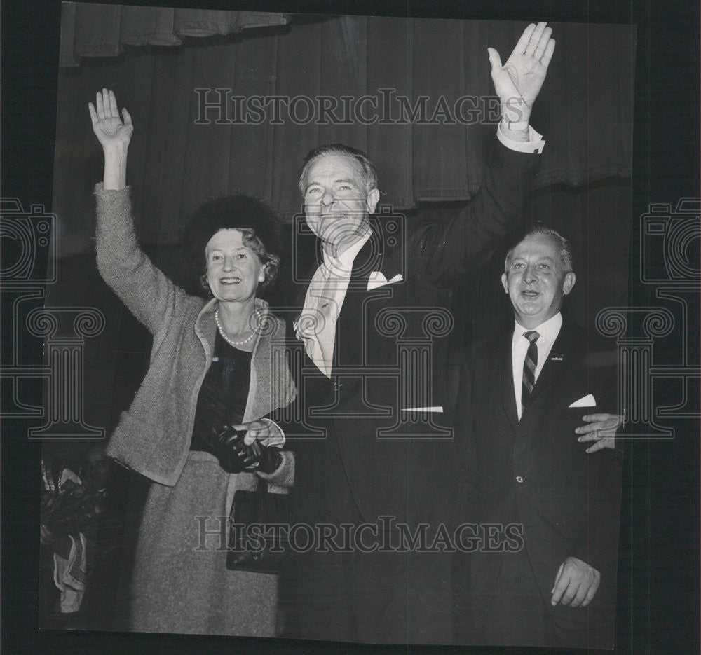 1960 Press Photo Mr. and Mrs Henry Cabot Lodge wave during rally with Samuel Wit - Historic Images