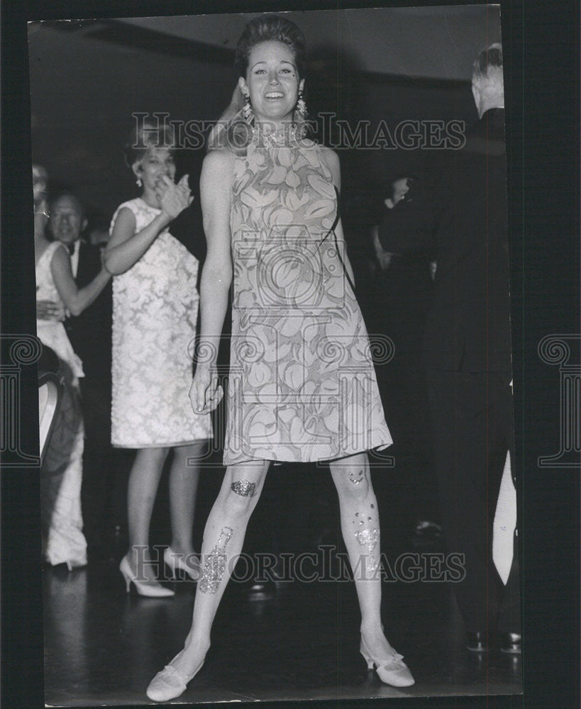 1967 Press Photo Susan Lennox leg Paint Latest - Historic Images