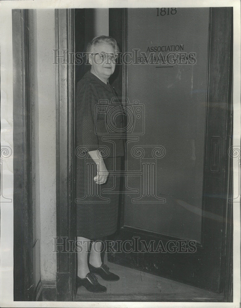 1965 Press Photo Mrs Sora Loeb desk Association Family Living Picture Show Leave - Historic Images