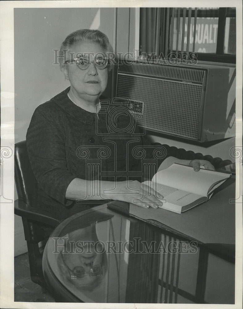 1965 Press Photo Sore loeb Association Randolph office Family Living desk Louis - Historic Images