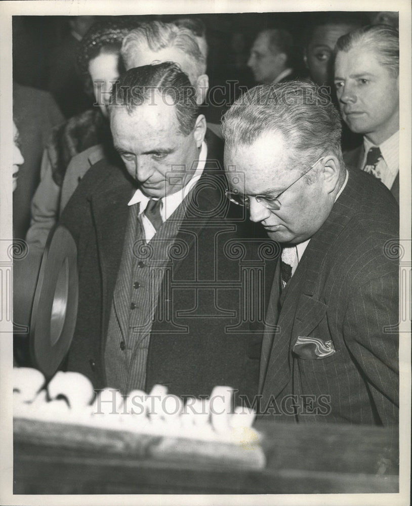 1948 Press Photo Policeman Elmer Lodge with Atty. Emmet Byrne in court - Historic Images