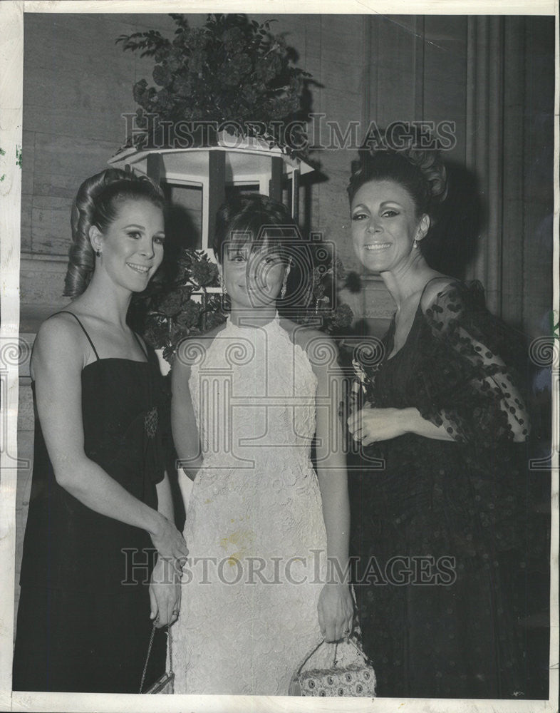 1966 Press Photo Mrs.Joseph LoGiudice with other is Snow Ball for Blind. - Historic Images