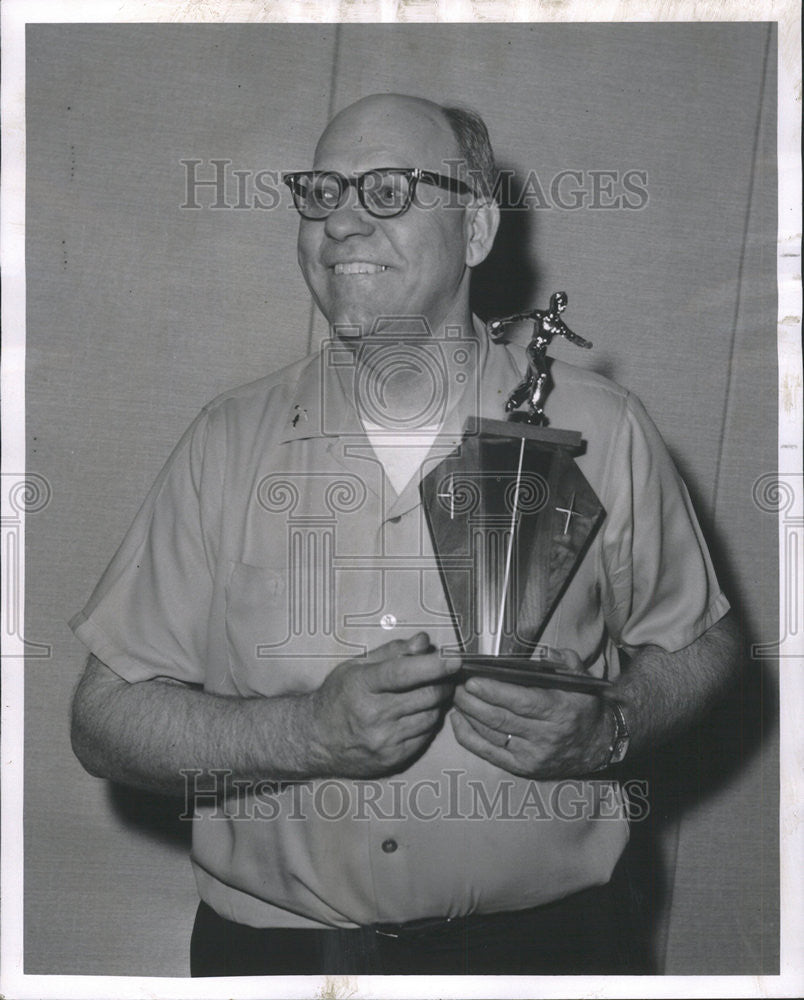 1962 Press Photo Herb Lohman Country Lanes Trophy throw Ball Jeffery Koridick - Historic Images