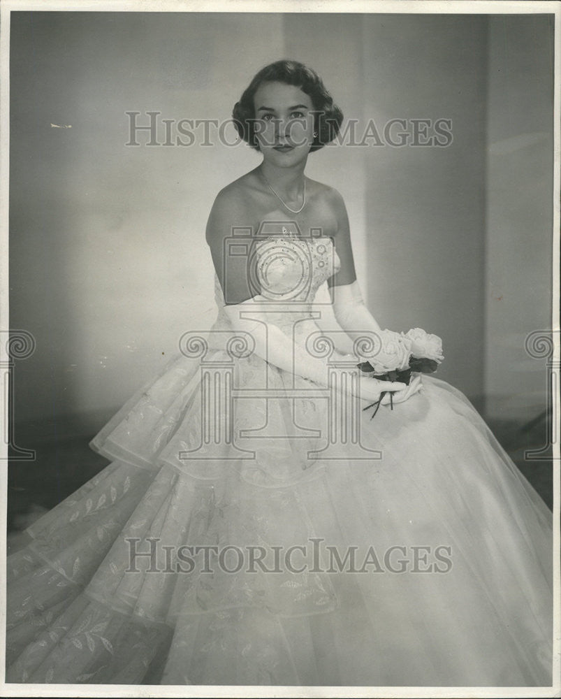 1962 Press Photo Judy Neuses  Famous Princess pose Camera Harold Guyhman - Historic Images