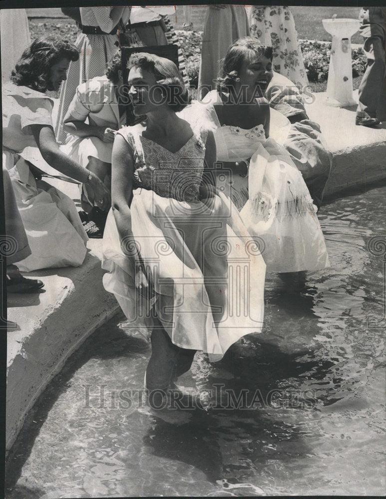 1952 Press Photo Jessie Brown Judy Neuses Marshall Field Fashion Ravinia cold - Historic Images