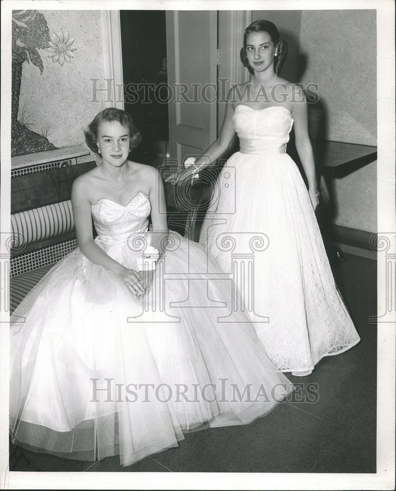 1952 Press Photo JUDY NEUSES  SUE FARLEY DEBUTANTES HOWARD LYON - Historic Images