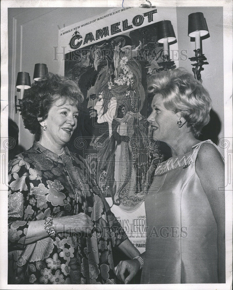 1967 Press Photo Mrs. Joshua Logan and Mrs. Charles Bane wife of director &quot;Camel - Historic Images