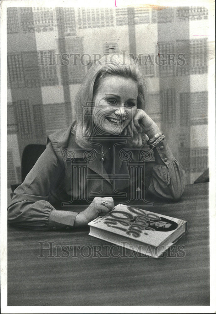 1979 Press Photo Kitty Kelley author writer Jackie Oh book Lyle Stuart publisher - Historic Images