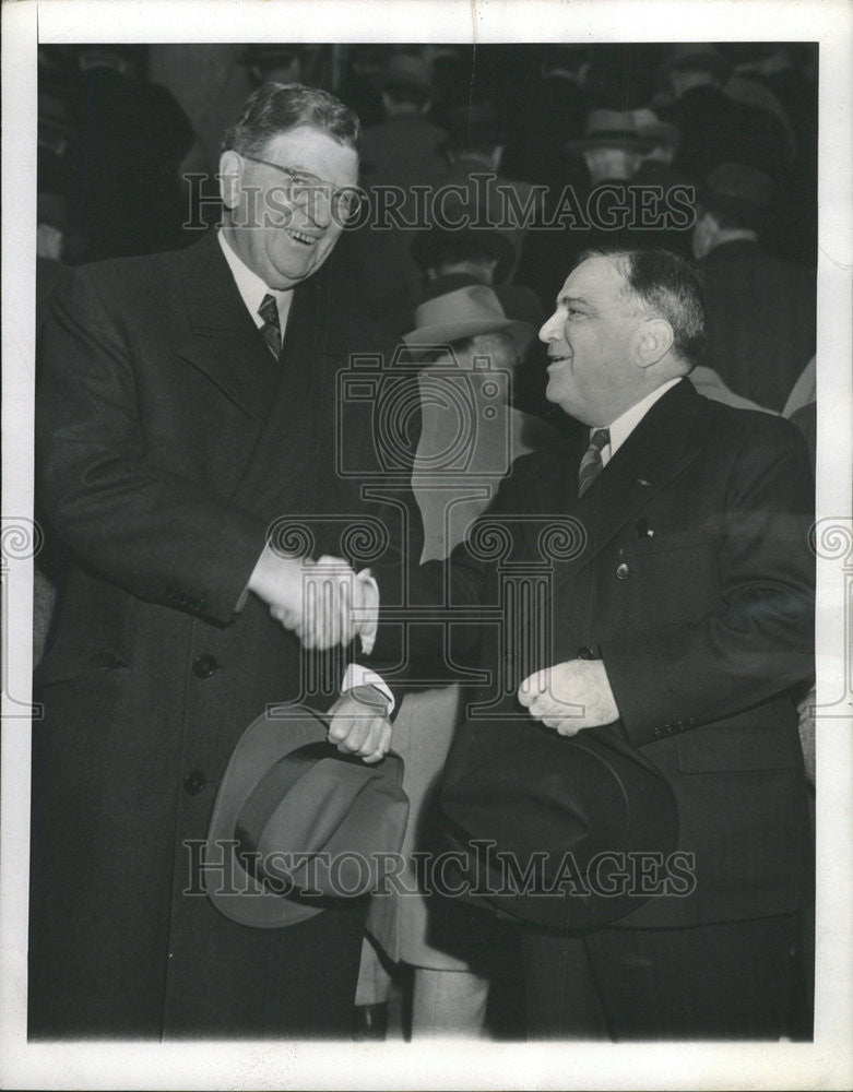 1945 Press Photo Mayor Fiorello LaGuardia City Hall Edward annual Chicago - Historic Images