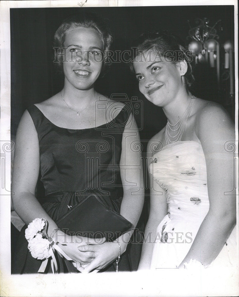 1961 Press Photo Linda Kemper Molly Geraghity Wells College Passavant Debutante - Historic Images